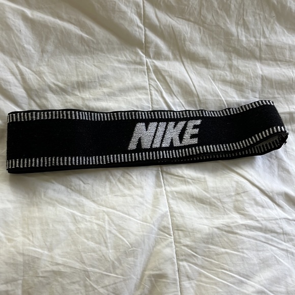 Nice Nike black and grey headband never got to wear it - Picture 2 of 2